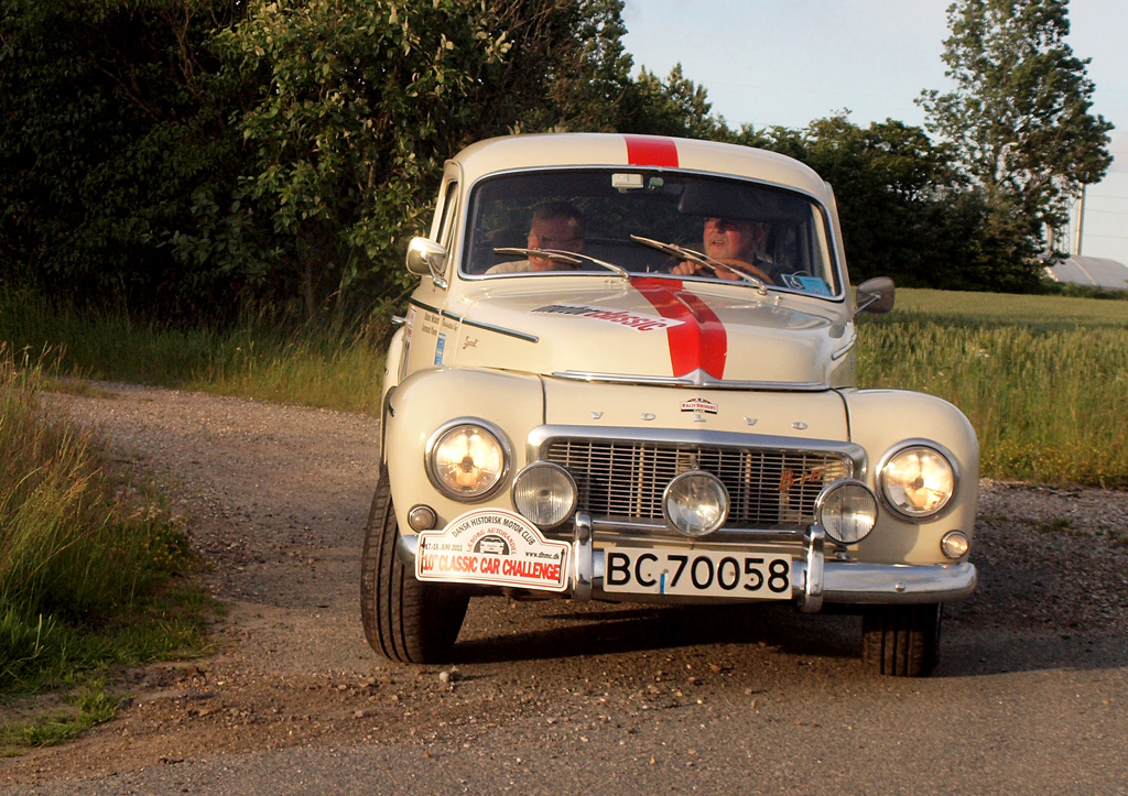 Nordmændene Aasmund Kleve og Oddvar Moland i Volvo 142 DL stiller til start i en lidt nyere Volvo end sidste års 544.
(Foto: Åge Keseler Kirketerp)